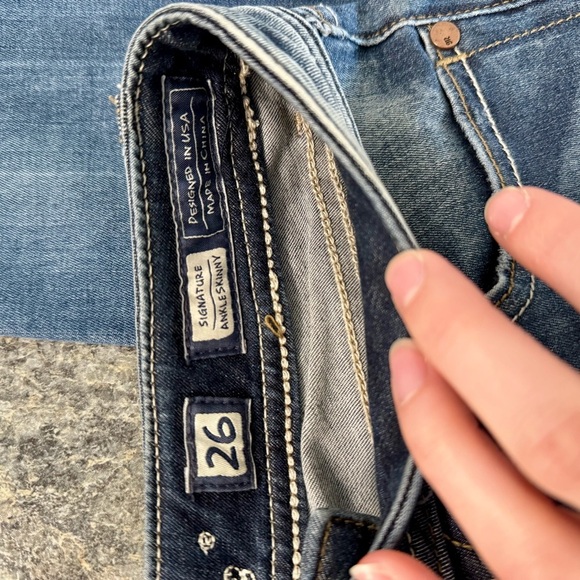 Miss Me Cropped Jeans with Distressed Details - Picture 4 of 5